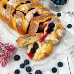 Osterzopf mit Heidelbeeren